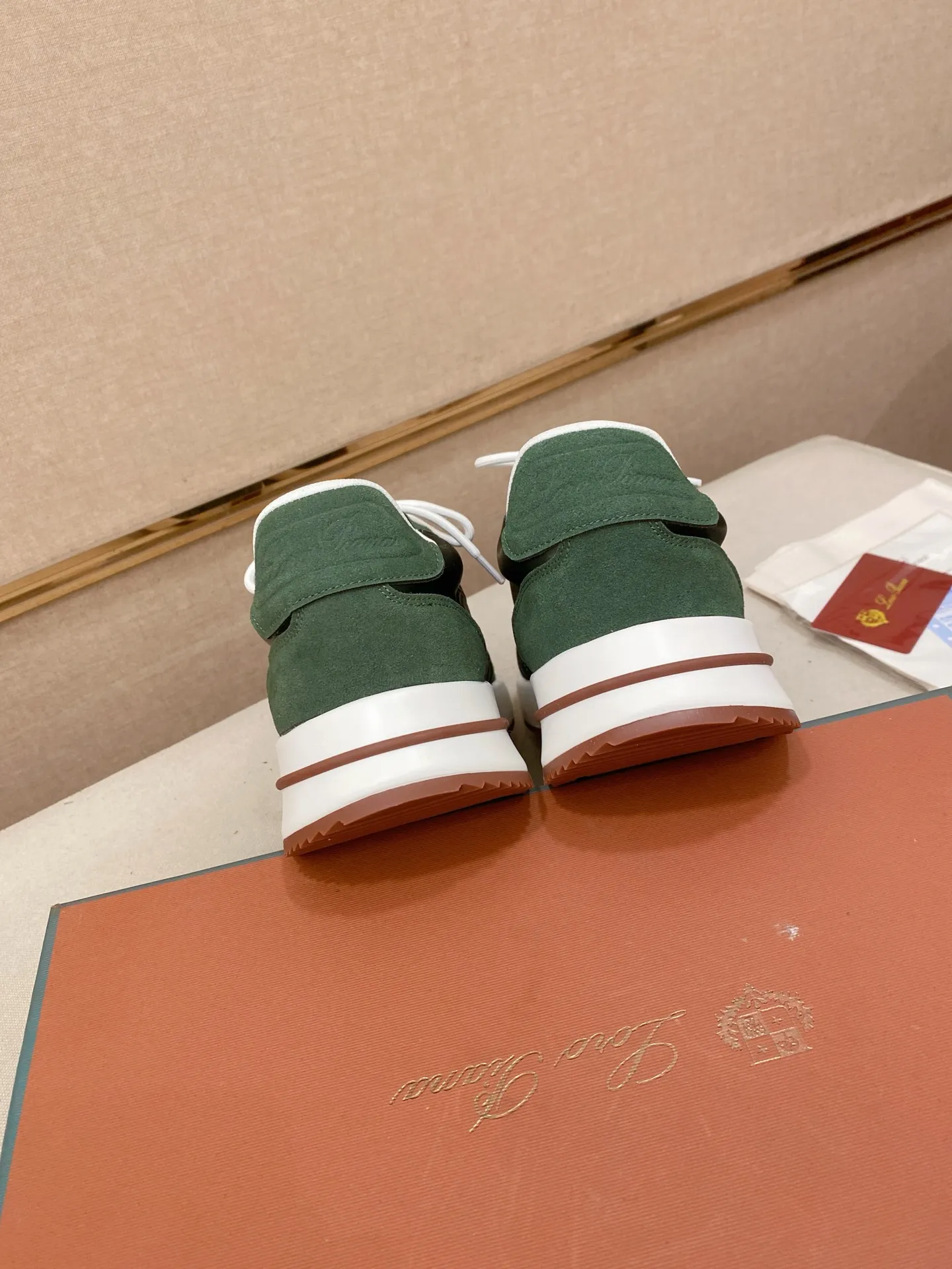 Men's shoes 💰: 462💰🔥𝐥𝐨𝐫𝐨 𝐏𝐢𝐚𝐧𝐚 lp classic loafers, an Italian treasure brand, the only brand that can match Hermès! Only after wearing it do we realize that we can’t live up to our feet. The upper is made of imported first-layer cowhide with breathable fabrics, water-dyed cowhide foot pads, and the official original glass rubber outsole and pendant. Exclusive original packaging (tag ➕ brand paper ➕ outer box ➕ hand bag) code number: 38-44. Can be customized 45-46